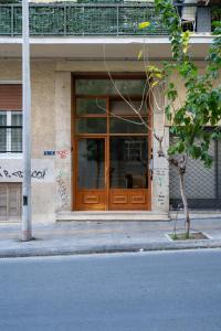 een gebouw met een houten deur op een straat bij Artsy Loft in the heart of Koukaki in Athene