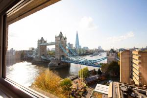 uma vista para o rio Thames e para a ponte da torre em The Tower Hotel, London em Londres