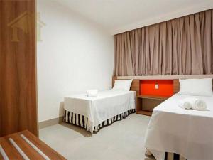 ein Hotelzimmer mit zwei Betten und einem Fenster in der Unterkunft Olimpia Park resort in Olímpia