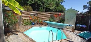 einen Pool mit einem Stuhl im Hinterhof in der Unterkunft Gîte Timellen - piscine privative chauffée- 300m parcours de Golf Cassy Lanton in Lanton