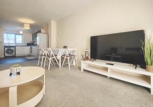 The Bushmoor - Spacious Holiday Townhouse 10 Minutes to City Centre Free Parking TV 또는 엔터테인먼트 센터