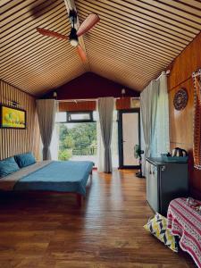 Postel nebo postele na pokoji v ubytování JE T'AIME VILLA - Khu nghỉ dưỡng nhà vườn nằm giữa thiên nhiên bao la hoa cỏ