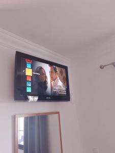 TV de pantalla plana en la parte superior de una pared en Casa volcán, en Tahiche