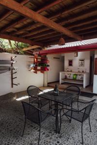 un patio avec une table et deux chaises ainsi qu'une cuisine dans l'établissement Pacific Buddha, à Brisas de Zicatela