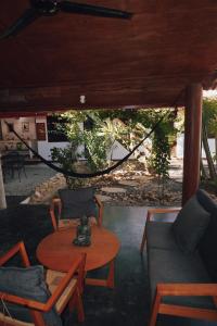 Zimmer mit einem Tisch und Stühlen sowie einem Tisch und Stühlen in der Unterkunft Pacific Buddha in Brisas de Zicatela