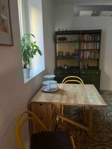 una mesa de madera con 2 sillas y un estante para libros en Casa Pilar, en Lanciano