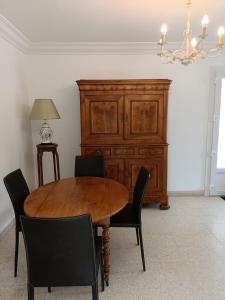 a dining room with a wooden table and chairs at Maison de campagne 4 personnes proche de Loches in Chambourg-sur-Indre