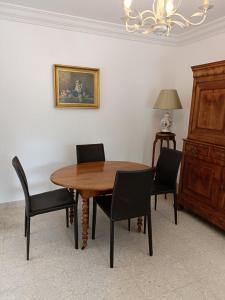 een eetkamer met een houten tafel en stoelen bij Maison de campagne 4 personnes proche de Loches in Chambourg-sur-Indre