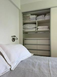 1 dormitorio con 1 cama y armario con toallas en Elegancia urbana a pasos de todo en Buenos Aires