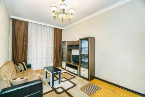 sala de estar con sofá y TV en Apartment Armani Lux en Bakú