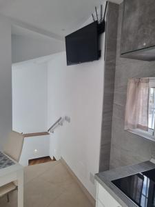 cocina con fregadero y TV en la pared en apartamento, en Adeje