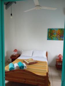 um quarto com uma cama com toalhas em Turquoise em Blue Bay