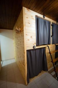 um quarto com uma parede de madeira e uma janela em LEAD Pods Hostel em Salta