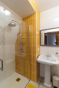 y baño con lavabo y ducha. en Château le Beylon - Chambres d'hôtes en Montmaur