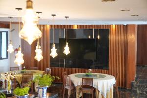 una sala da pranzo con 2 tavoli e una TV a schermo piatto di orientalhotel东方酒店 a Casablanca