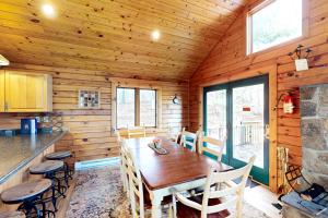 - une salle à manger avec une table et des chaises dans une cabine dans l'établissement 29 Aker Wood, à Thayerville