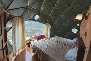 SorayにあるSky Lodge Domes Salkantayのベッドルーム1室(ベッド2台、大きな窓付)