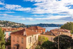 vistas a una ciudad con casas y un lago en LE PROVENCAL AP4389 By Riviera Holiday Homes en Villefranche-sur-Mer