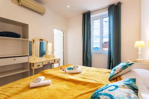 um quarto com uma cama com toalhas em LE PROVENCAL AP4389 By Riviera Holiday Homes em Villefranche-sur-Mer