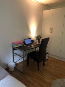 einen Schreibtisch mit Laptop auf dem Zimmer in der Unterkunft Room in a house, nice view, in a quiet street rom 5 in Bodø