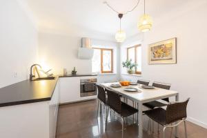 TuraidaにあるNice holiday home in Turaidaのキッチンにテーブルと椅子がある