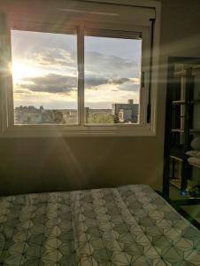 una camera da letto con un letto e una finestra con vista di Cantinho Estilo a Santa Maria Altre 10 foto