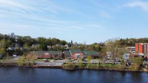 una ciudad junto a un cuerpo de agua con edificios en Hôtel Énergie Shawinigan, en Shawinigan