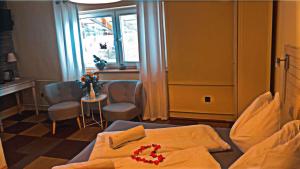 une chambre avec un lit et une table avec des chaises dans l'établissement Pension U háje, à Litomyšl 29 autres photos