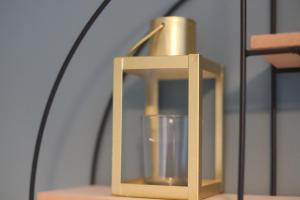 uma lâmpada de latão com um copo sobre uma mesa em Shamrock House- 2 BR House, Free Parking & WIFI em Ipswich