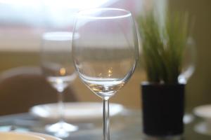 dois copos de vinho em cima de uma mesa em Shamrock House- 2 BR House, Free Parking & WIFI em Ipswich