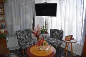 a living room with two chairs and a table at Hostal Jardín del Desierto in Caldera