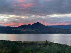 Elle offre une vue sur la montagne et le lac au coucher du soleil. dans l'établissement Villa Vista, à Guatavita