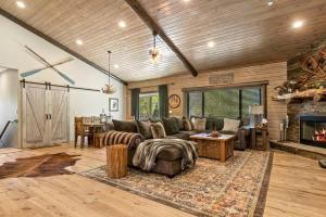un soggiorno con divano e camino di Eagle Creek Lodge a Big Bear Lake
