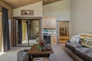 un soggiorno con un divano e un tavolo di Eagle Creek Lodge a Big Bear Lake