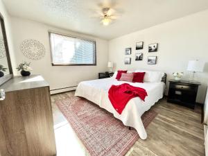 una camera da letto con un letto con una coperta rossa sopra di Charming Retreat in Marion, Iowa! a Marion