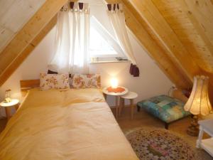 Ein Bett oder Betten in einem Zimmer der Unterkunft Kapitänsresidenz - Haus direkt am Wasser