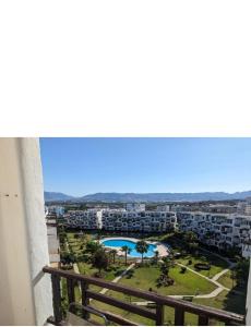 una vista da un balcone di un resort di Miradore golfe a Martil