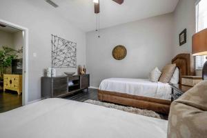 Postel nebo postele na pokoji v ubytování No Ho yellow door bungalow