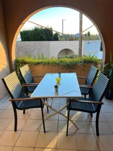 Μπαλκόνι ή βεράντα στο Magnifique T2 Climatisation - Grande Terrasse, Piscine et apercu Mer +5 φωτογραφίες