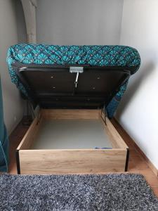 a small bed in a room with a wooden box at Magnifique appartement hyper centre de Loches in Loches