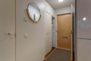 un couloir avec un miroir et une porte dans l'établissement Vasko luxurious suites, Luppo, à Rovaniemi