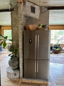 - un réfrigérateur en acier inoxydable dans le salon dans l'établissement Swedish Quarry House, à Lönsboda