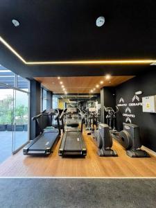 a gym with treadmills and ellipticals in a room at Barranco Piso 18 Vista al mar piscina Jacuzzi gym in Lima
