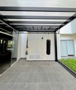 a building with a punching bag hanging from a garage at Barranco Piso 18 Vista al mar piscina Jacuzzi gym in Lima