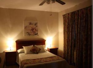 1 dormitorio con 1 cama con 2 lámparas en Cuartos amueblados con servicios incluidos en Chapulco
