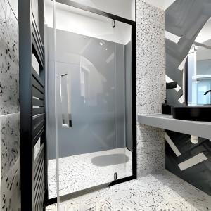 uma porta de duche em vidro na casa de banho em New cool stylish apartment em Bratislava