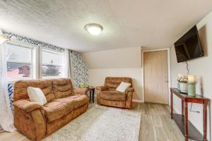 ein Wohnzimmer mit einem Sofa und 2 Stühlen in der Unterkunft Dexter Vacation Rental in Walkable Location! in Dexter