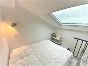 um quarto com uma cama e uma janela em Le Sky - Les Alpilles em Eyguières
