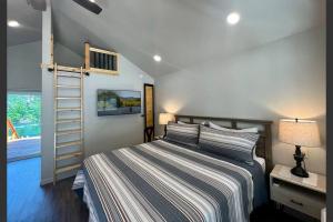 Un dormitorio con una cama y una escalera. en Loft Cabin 2 - Rogue River Resort en Grants Pass
