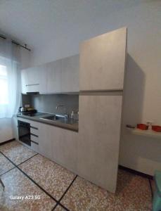 eine Küche mit einer Spüle und einem Kühlschrank in der Unterkunft A casa di Anna in Finale Ligure